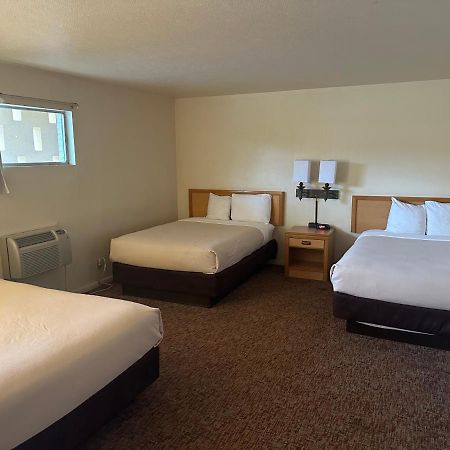 Big Bend Traveler'S Inn Great Bend Extérieur photo
