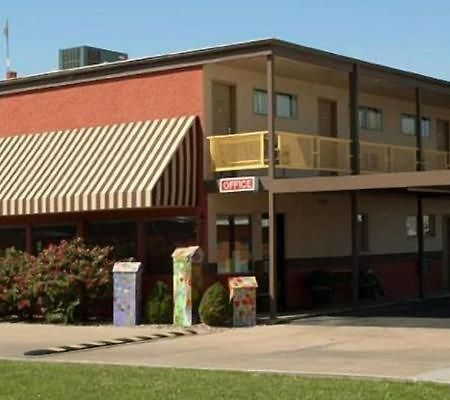 Big Bend Traveler'S Inn Great Bend Extérieur photo