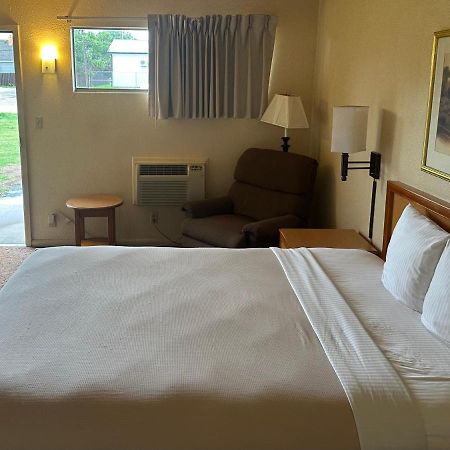 Big Bend Traveler'S Inn Great Bend Extérieur photo