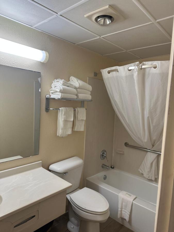 Big Bend Traveler'S Inn Great Bend Extérieur photo