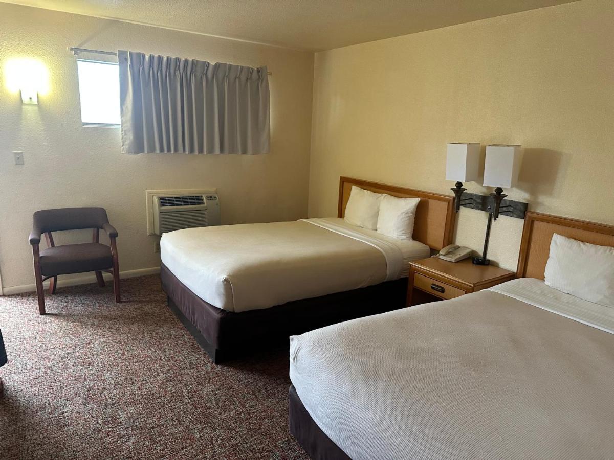 Big Bend Traveler'S Inn Great Bend Extérieur photo